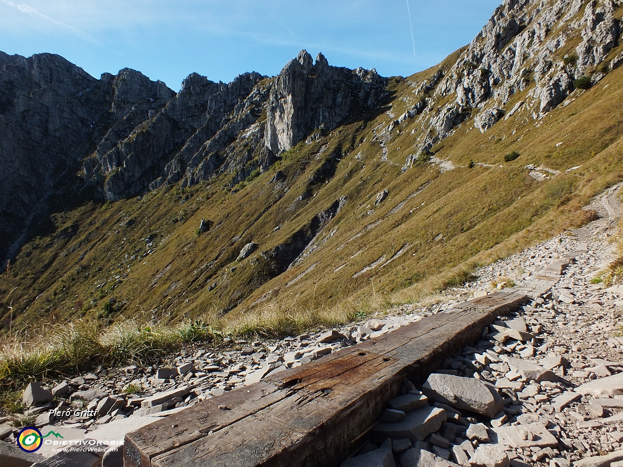 27 Sentiero 101 verso il Passo 'La Forca'...'ferroviario'....JPG